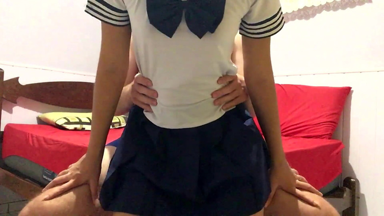 College-couple: Ragazza carina con uniforme del college giapponese si asciuga e...