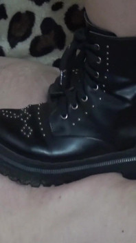 Pisando com botas no corpo nu
