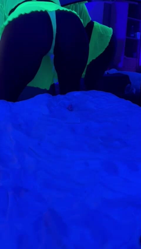 Caramela Sluty Wife: Neon kıyafetli iç çamaşırlı twerk mükemmel vücut götlü götlü kız
