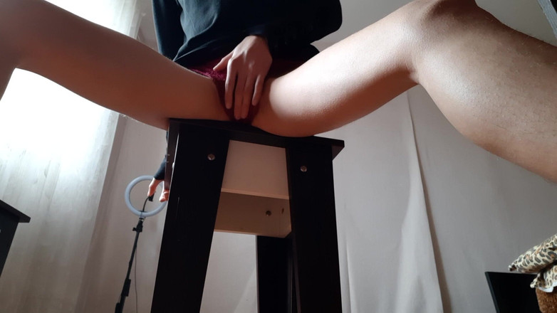 Lesbian-illusion: Aku masturbasi berisiko di bawah mejaku di kelas bahasa Inggris...