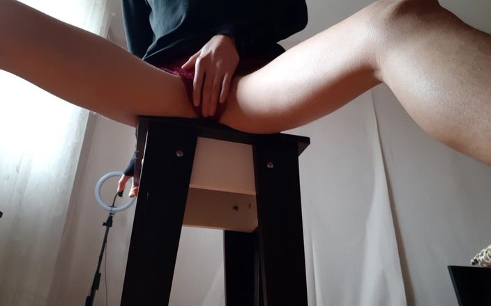 Lesbian-illusion: Masturbuji riskantně pod svým stolem v hodině angličtiny na univerzitě