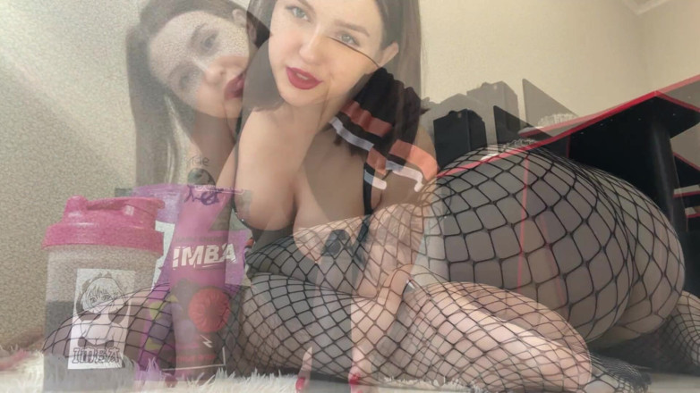 Honey Sasha: La mora calda si diverte con un dildo mentre suo...