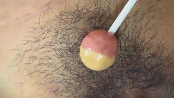 Time To Jerk Off: Kinkyasian bara land lete hue lolipop chaat rahi hai