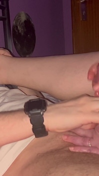 Selbstgedrehter handjob, großer abspritzen, fußfetisch
