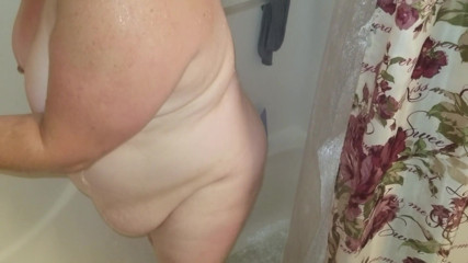 SexyNEBBW: Sexy grandota toma una ducha y consigue un facial