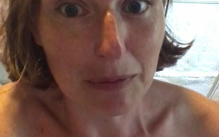 Rachel Wrigglers: Sexy mädchen spielt mit ihrer buschigen muschi vor einer dusche...