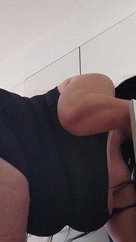 Sexy bbw macecha, sólo fanoušci ve zpomaleném záběru, v kuchyni s šaty