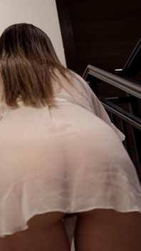 O mamă vitregă știe să facă mai mult decât să se fută... Ea, de asemenea, știe cum să păstreze casa în ordine perfectă.