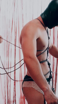 Acımasız iri güzel kadın tanrıça üvey oğlunun cbt çizmelerini parçalıyor, derin öğürüyor, anal esneme, sissification ve sidik içiyor!
