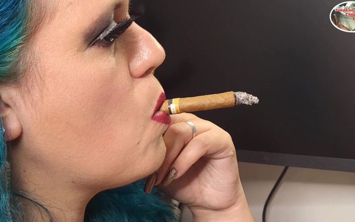 Smoking Goddess Lilli: Kouření habano cigarillo při kontrole našeho obchodu