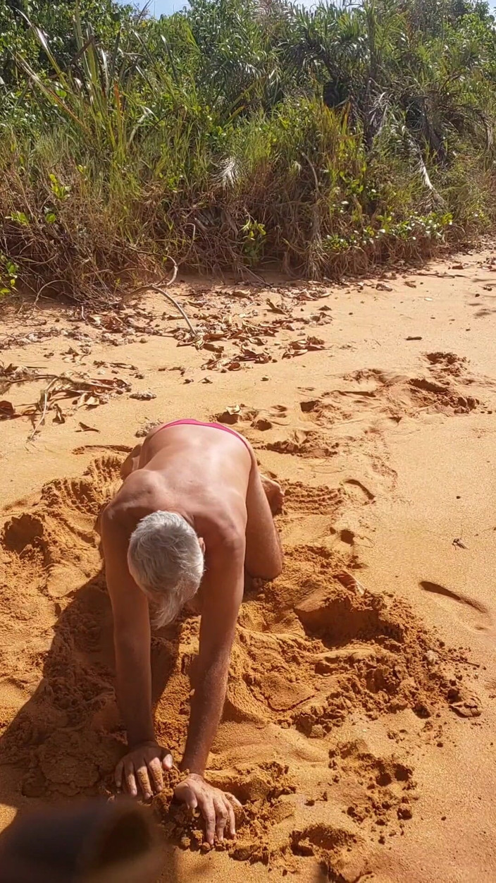 Ladysilvas: Ladysilva am strand Sehr sexy im roten höschen