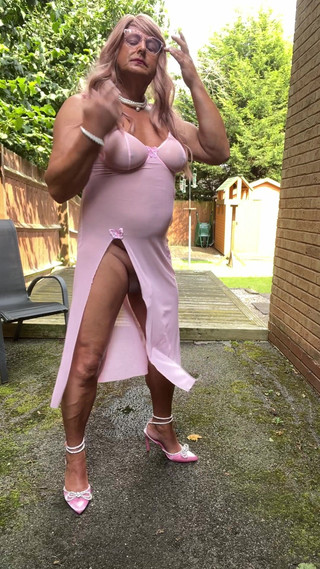 Kellycd2022: Sexy Crossdresser Kellycd2022 Sexy MILF em Vestido Rosa e Saltos