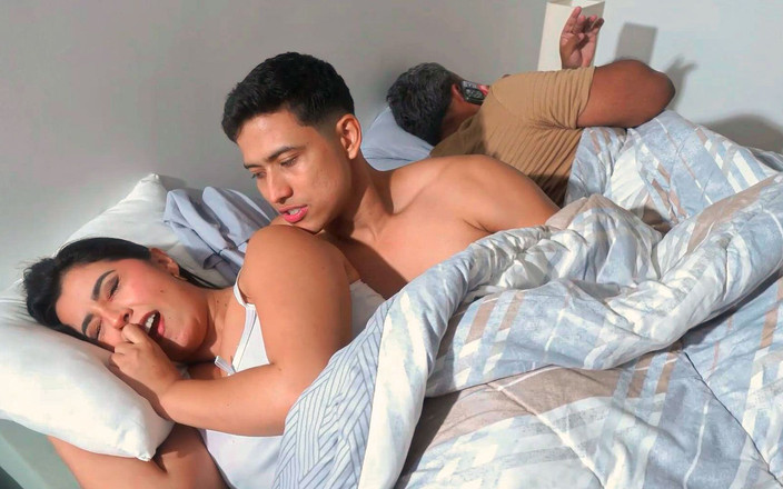 linahenaossx: この継母は、ハンサムな継息子と常にベッドを共有するのが好きなホットなお尻の熟女です。