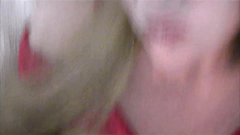Nikki Nevada: Sexy blondýna MILF Nikki POV kouření, šukání a výstřik