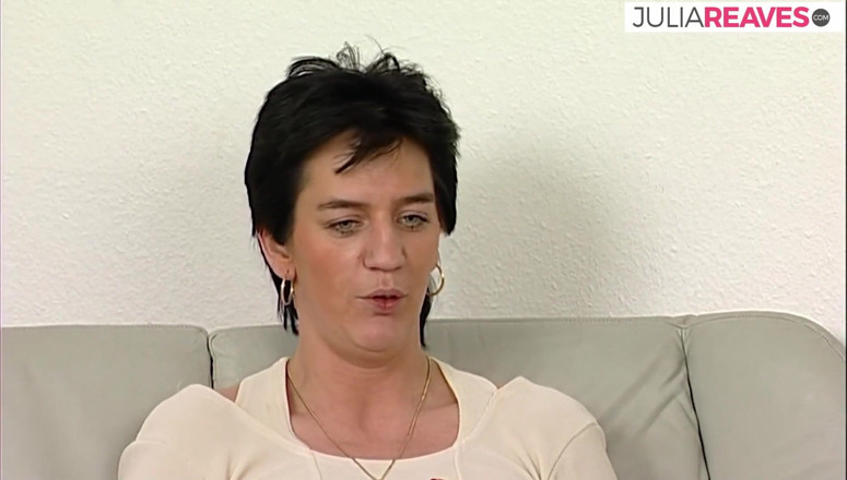 Retro German Casting Tour: Heiße MILf genießt einen halsfick-blowjob vor einem harten dildofick