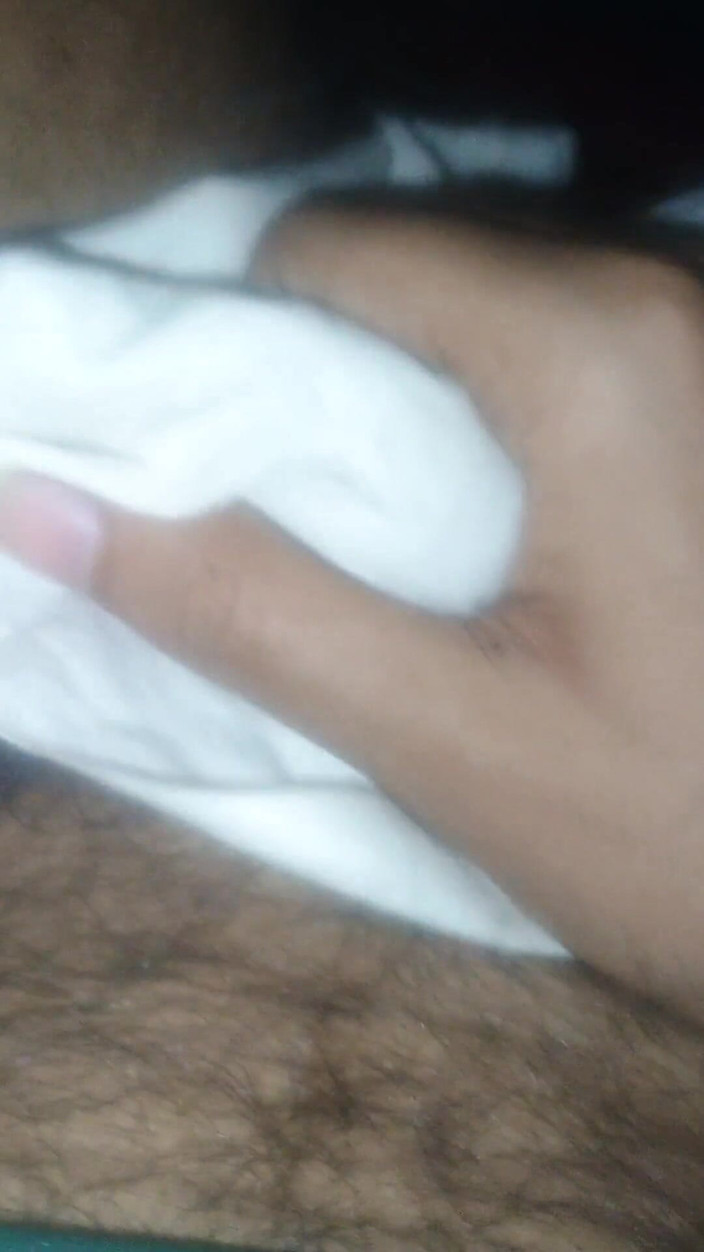 Hot_bobby: भारतीय लड़का लड़की के बारे में सोच रहा है और मेरे लंड को कपड़ों से रगड़ रहा है