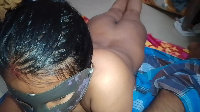 Skydreem1104: Ama de casa india pone el pene de su marido...