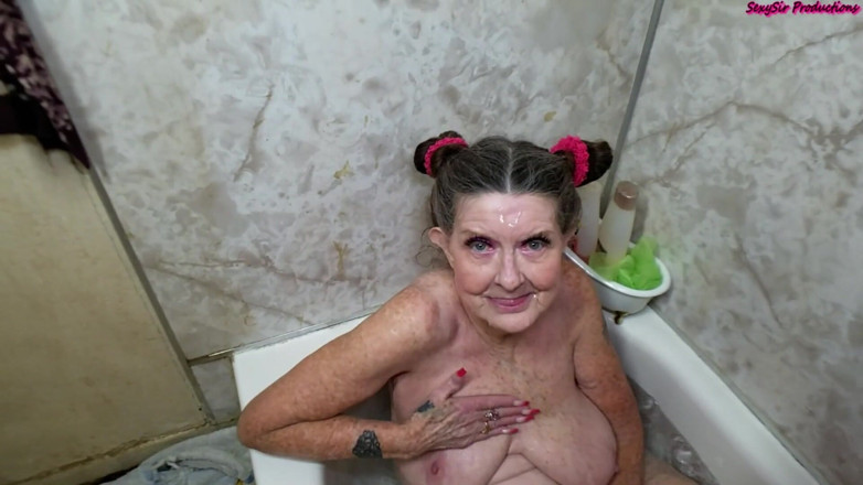 Sexy Sandra N Sir Christopher: Sandry Kąpiel Gumjob