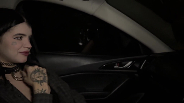 SkinLovers: Alt kız bir taksi sürücüsünün sulu yarağıyla ıslak deliklerini genişletmeye karar...