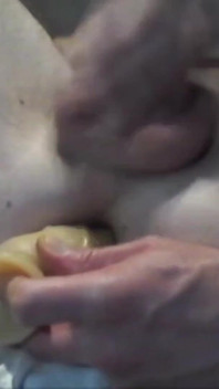 Dává 2 dilda za sebou a masturbuje