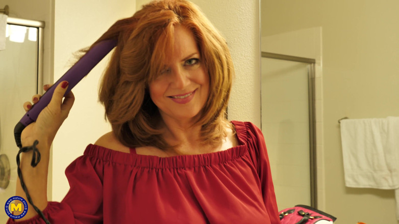 Mature NL: Traviesa milf Andi James mostrando su coño en público