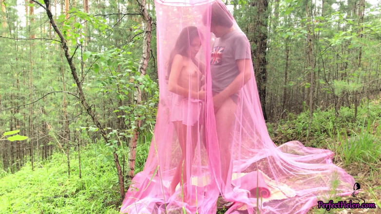 PerfectHelen: Babe blowjob dick and doggystyle outdoor in the tent
