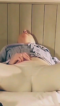 Pokaz szerokiego otwartego zdzirowatego tyłka