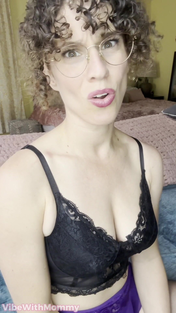 VibeWithMommy: Dommy mami strapon cu vedere la persoana 1, instrucțiuni de masturbare