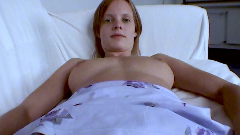 Petty by Sextermedia: La 18enne Petty alla prima ripresa porno