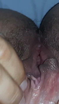 मुझे अपनी सौतेली मम्मी की बालों वाली चूत चाटना पसंद है