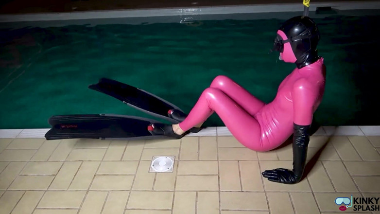 UKCuteGirl Lucy Lauren: Slippery Latex Slut's Deep Pool Diving Tease