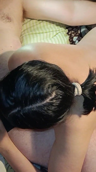 Abang tiri merekam video adik tirinya lagi asik nyepong kontol abang tirinya