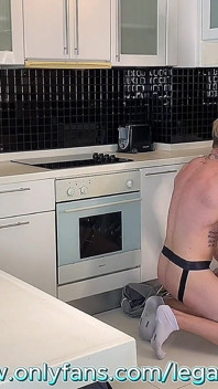 Gut bestückte dominante herrin fickt ihren Toyboy-sklaven tief anal hinter den kulissen