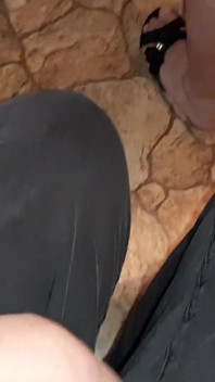 Meine heiße stiefmutter in einem Minirock weiß nicht einmal, dass ich hinter ihr masturbiere