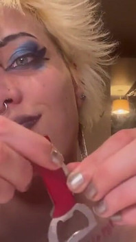 Tu as menti sur ta bite ! Goth Tinder vous coupe la bite avec un outil minuscule