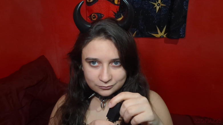 Sofia Nightshade: Son môi đen trang điểm