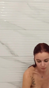 Fată sexy și incitantă devin obraznică la duș și ejaculând tare