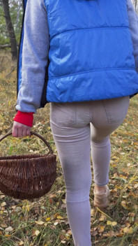 Dar pantolonlu orta yaşlı seksi kadın ormanda mantar topluyor göt fetişi