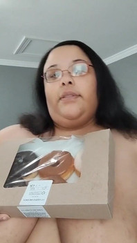 Comiendo una dona mientras juego con mi coño!