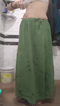 Priya si kakak ipar priya si tante seksi lagi asik mandi