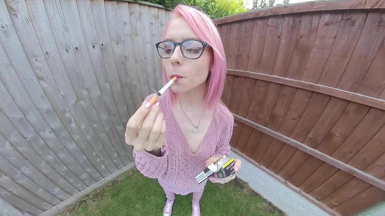 VR smokers HD-2D Videos Only: Chloe Toy - Kouření na její zahradě
