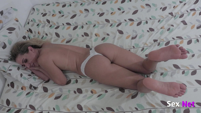 Foot Fetish Brazil: Дівчина показує ідеальне тіло і ноги!