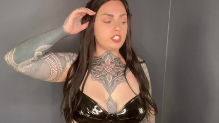 Miss Valentina: Accarezzala via