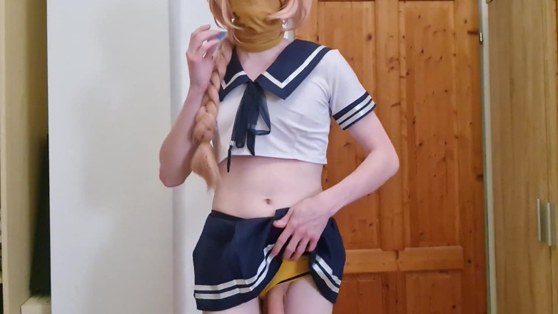 Prettyboi2000x: La bella cosplayer astolfo con un bel corpo si sculaccia...