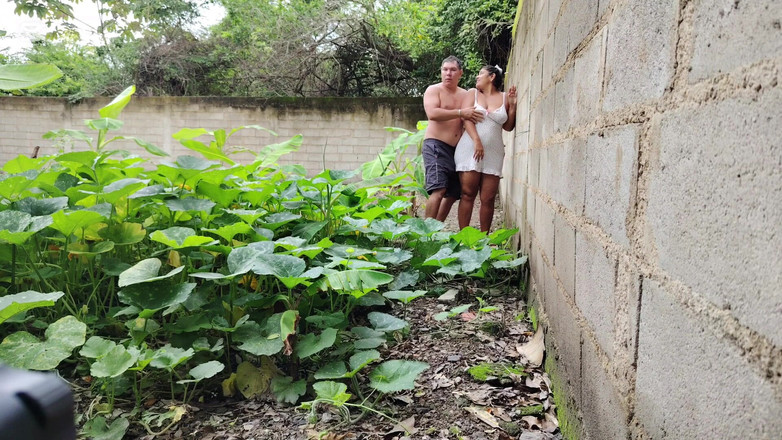 oficialkairadenaly: Pieprzę moją macochę na zewnątrz, aż jej cipka jest pełna...