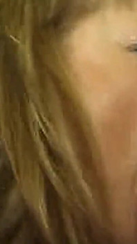 Tante seksi rambut pirang ini dientot habis-habisan sama cowok gagah ini di seks threesome liar