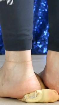 ASMR บี้เท้าเปล่า: Piglet