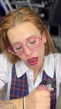 Kısa üniforma ve yarak arzusu: yaramaz kız öğrenci acımasızca sikiliyor