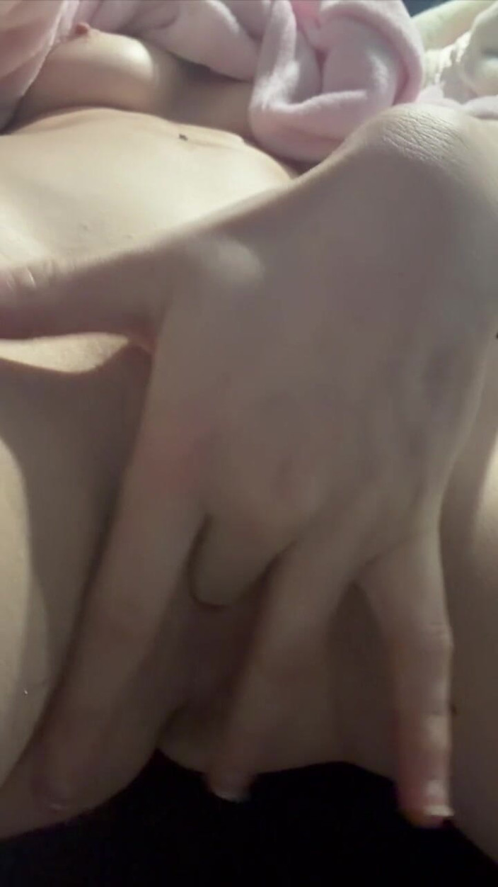 Teen Sophie: Mi sto sdraiato sul letto mi scopo con un dito