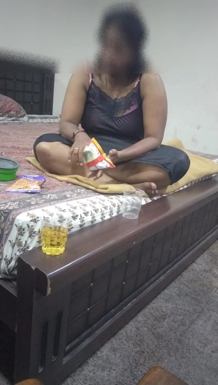 Tamil lesbian: Cewek ini lagi asik sambil ngomong jorok sama cami